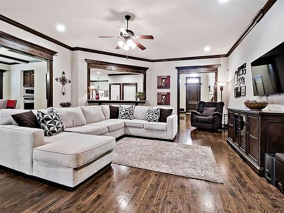 4th image of 1703 NE Steinbeck Dr