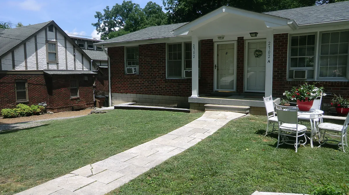 Building Photo - 2702 Woodlawn Dr #B
