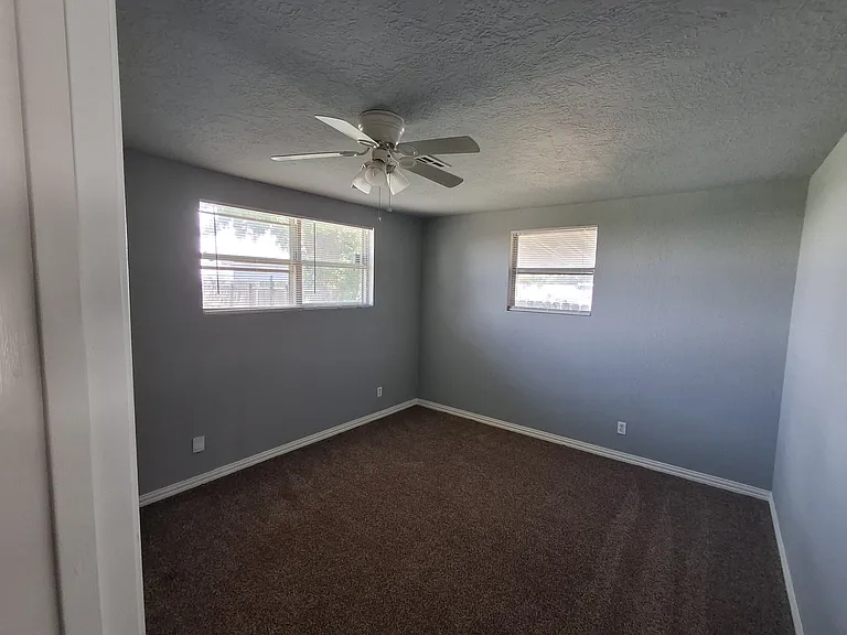 908 NW 20th St — Photo 3