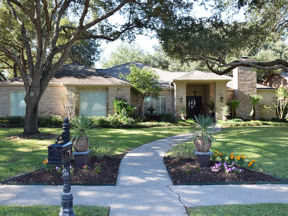 1st image of 106 Chimney Rock Dr