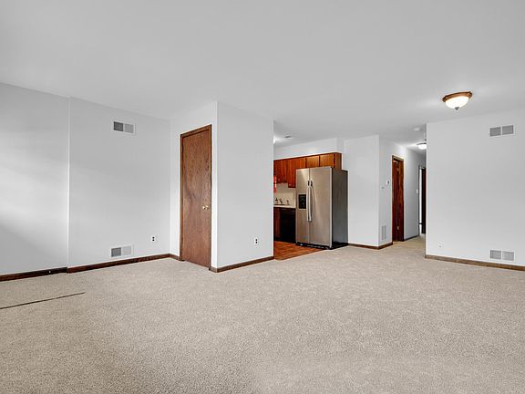 3rd image of 606 Country Ln APT A