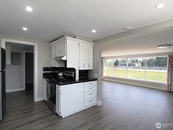 5th image of 108 W Bartlett Road