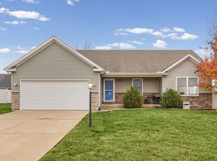 1713 Hunters Ridge Ct, Mahomet, IL 61853