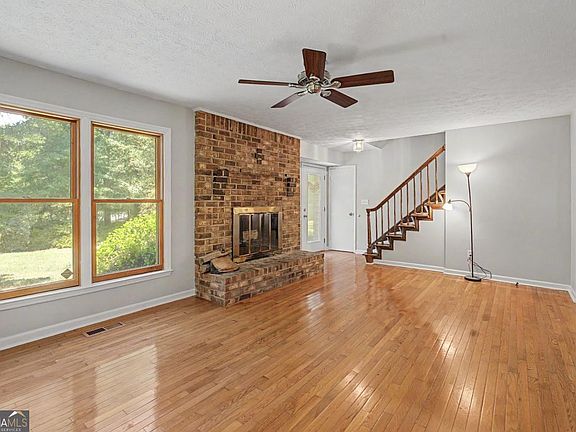 4th image of 1530 Robinhood Rd