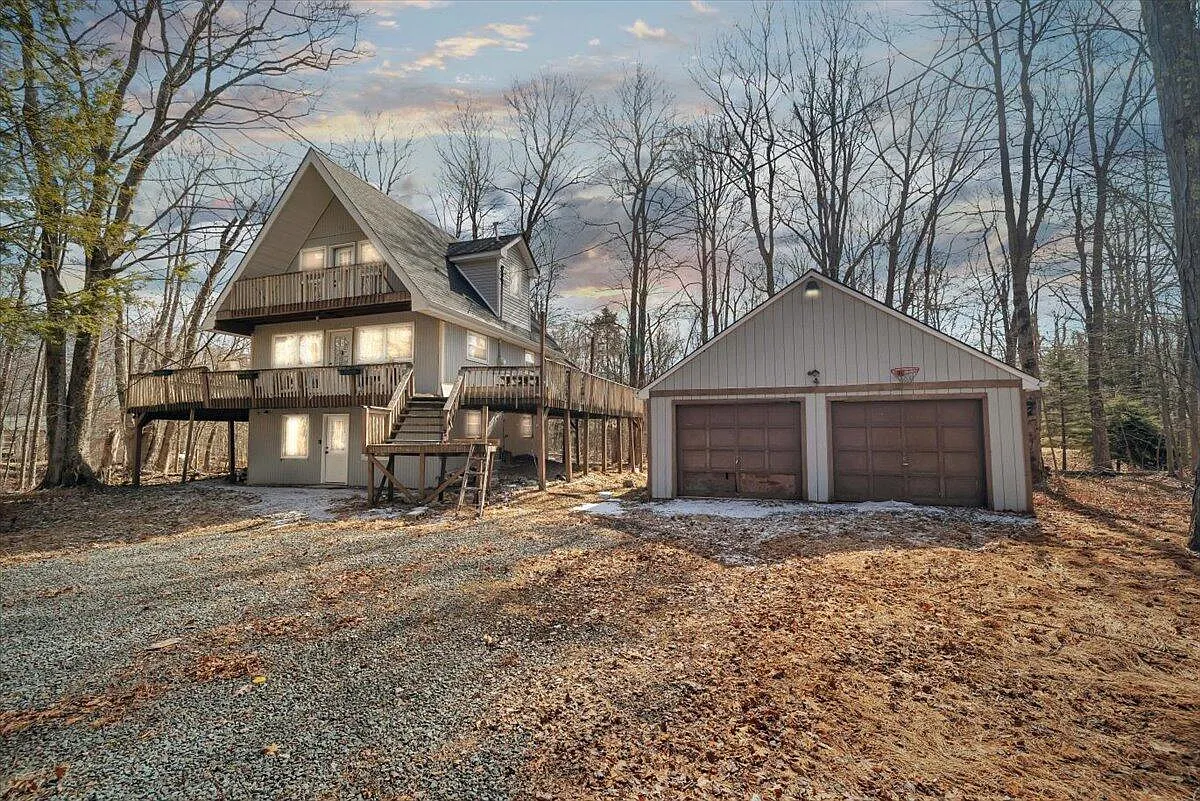 Photo 1 of 14 - 148 Marthas Ln - Pocono Lake, PA Primary Photo - 148 Marthas Ln