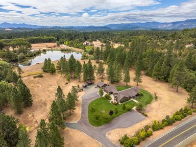 255 Mountain Paradise Dr, Grants Pass, OR, 97526