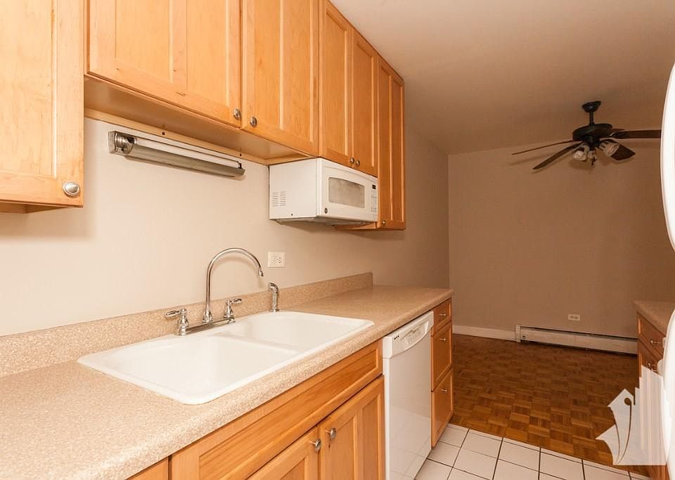 1st image of 420 W Aldine Ave APT 204B