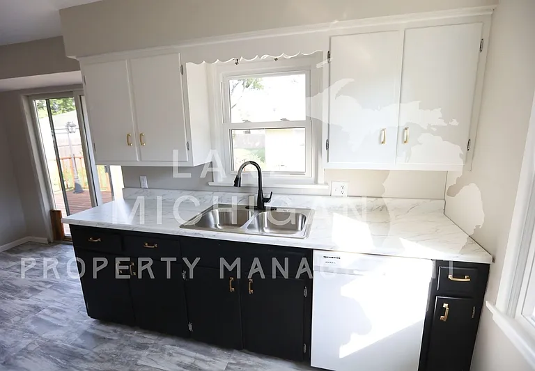1141 Blanchard St SW — Photo 4