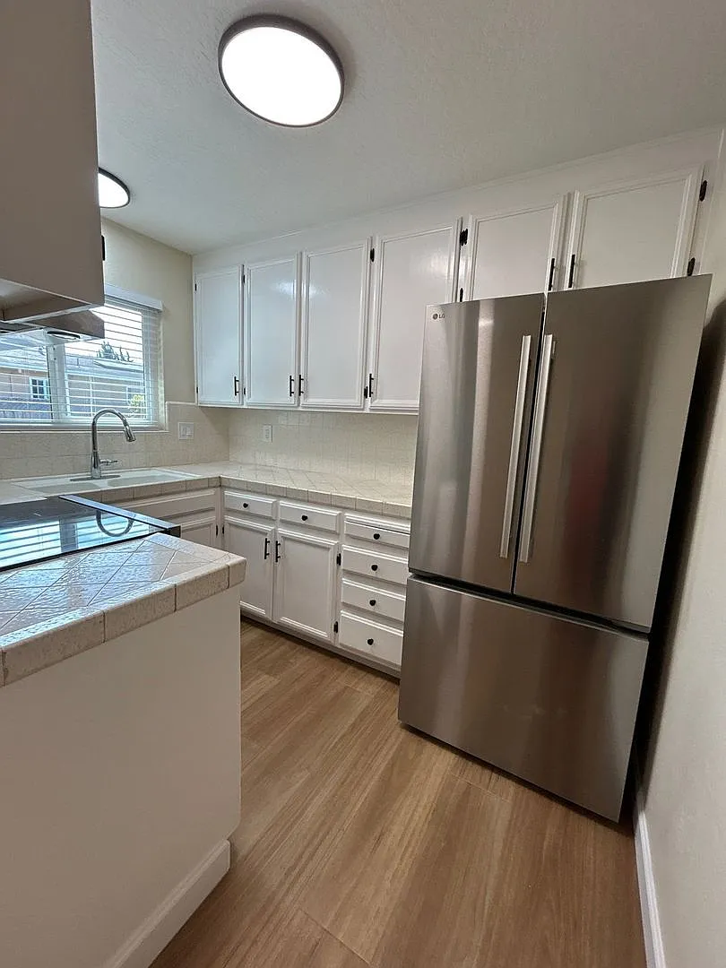 Stunning Remodeled 2 Bed 1 Bath Ground Floor Unit With Indoor W/D Hookups — Photo 2