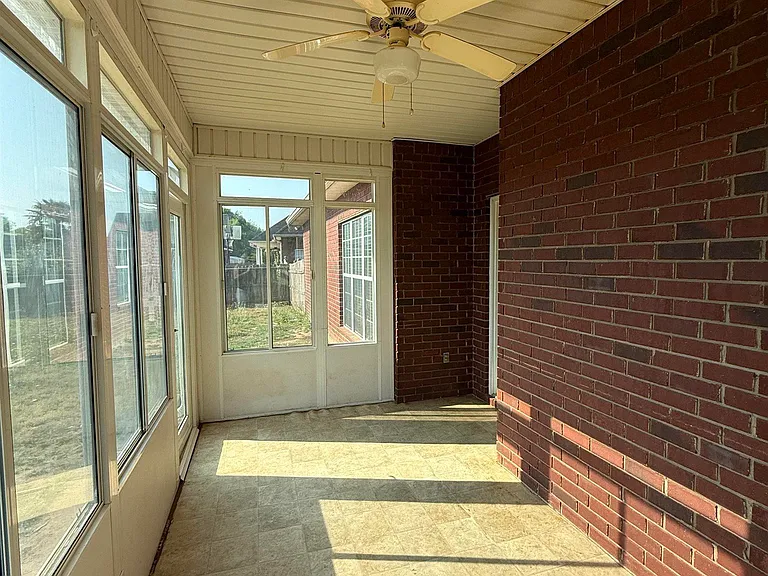 136 Roseine Dr — Photo 6