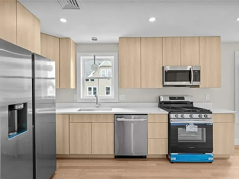3 bed, 1200 sqft, $2,800 — Photo 2
