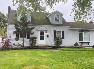 29 Myrtle Ln, East Patchogue, NY 11772