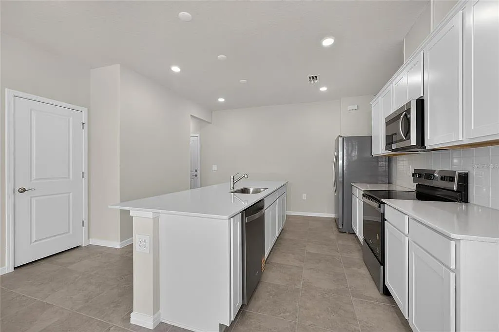 3 bed, 2.5 bath, 1683 sqft, $2,300 — Photo 4
