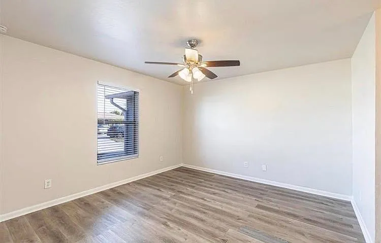 4140 SW 6th Ave — Photo 9