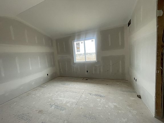5th image of 480 N Aurora St