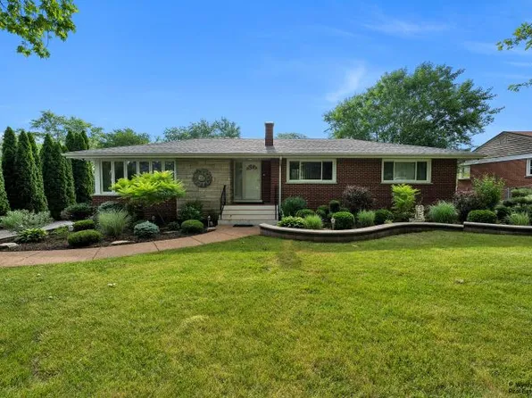 2N237 Pleasant Ave, Glen Ellyn, IL 60137