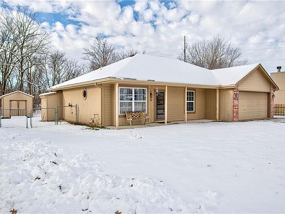 2nd image of 1016 Stone Brook Ln