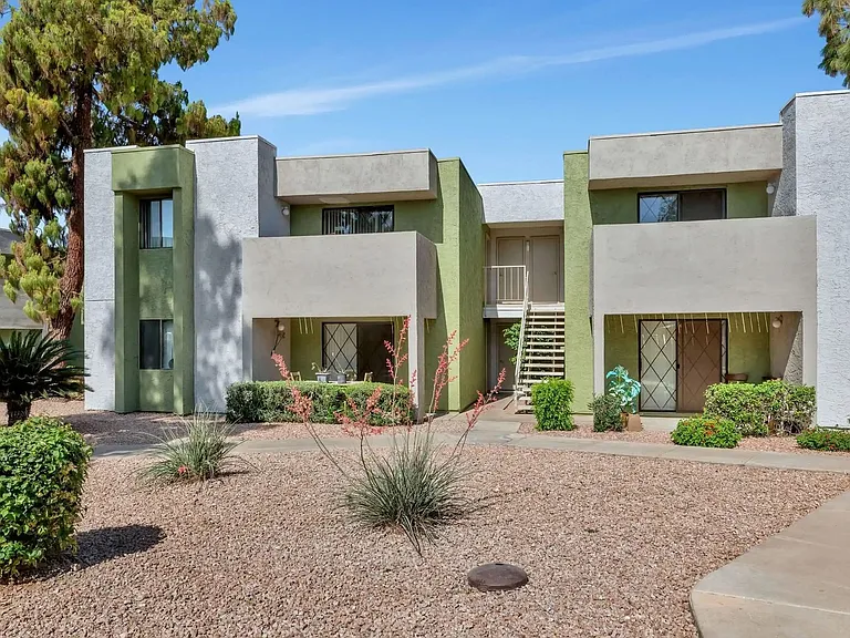 Lemon & Pear Tree Apartments — Photo 15