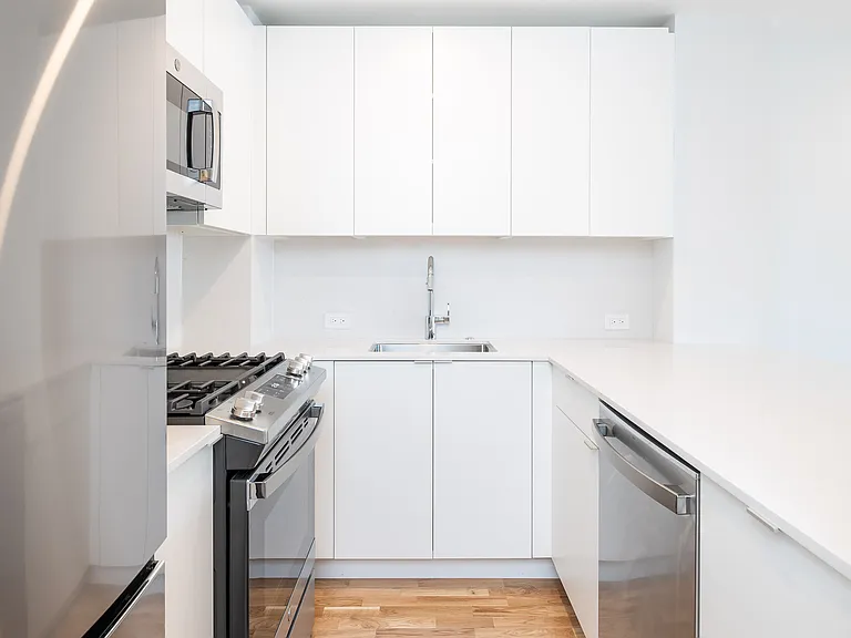 1406 Columbia Rd #5 — Photo 2