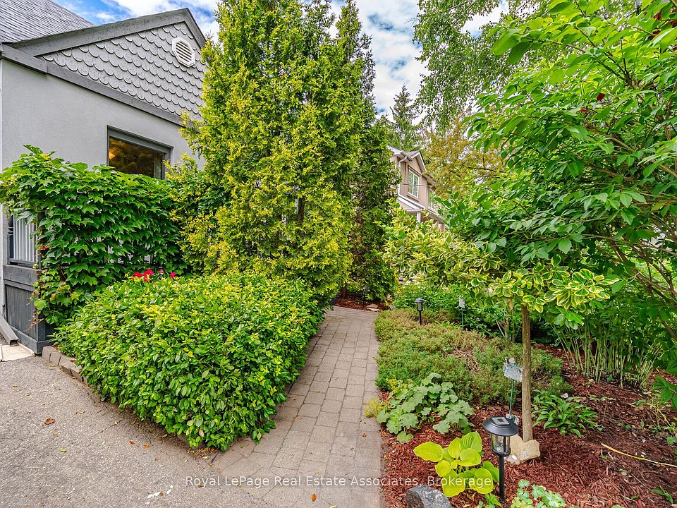 1st image of 32 Plaxton Dr