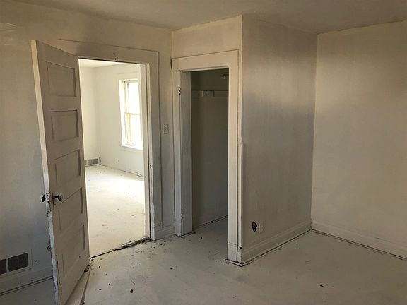 3rd image of 2222 N Astor St