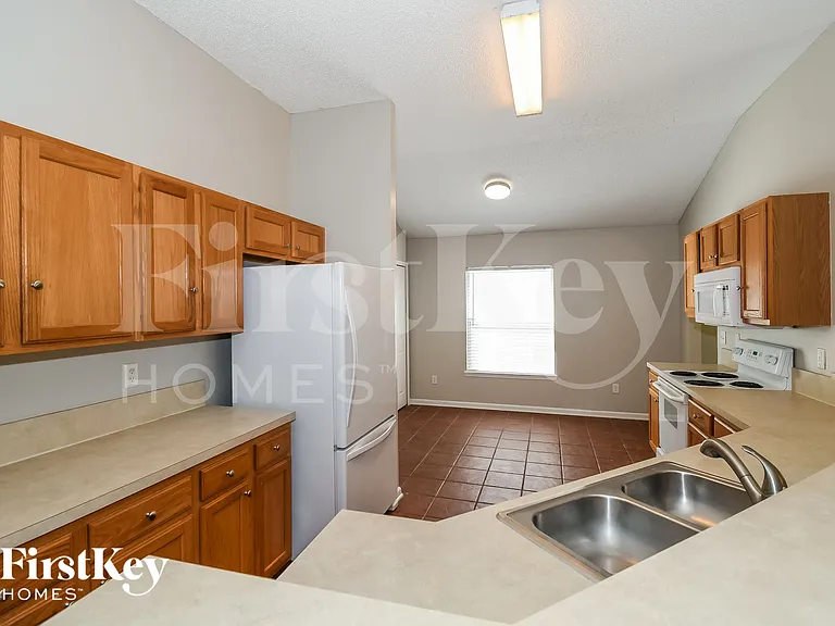 729 Mackenzie Cir — Photo 6