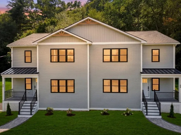 27 Rollins St #A, Groveland, MA 01834