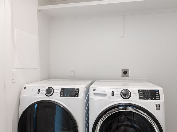 LAUNDRY CLOSET