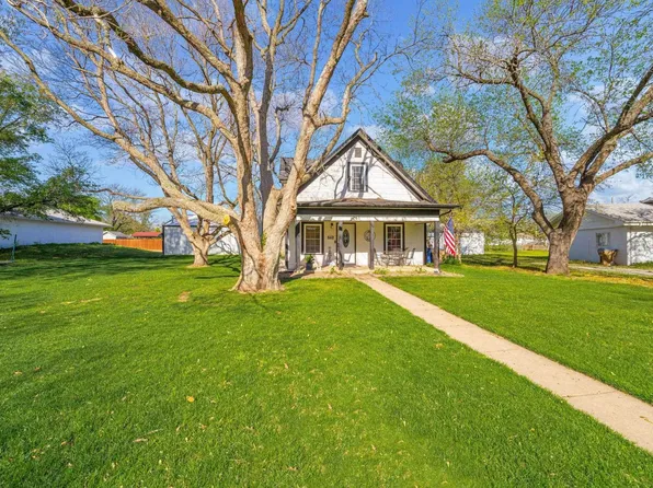 241 S 3rd St, Clearwater, KS 67026