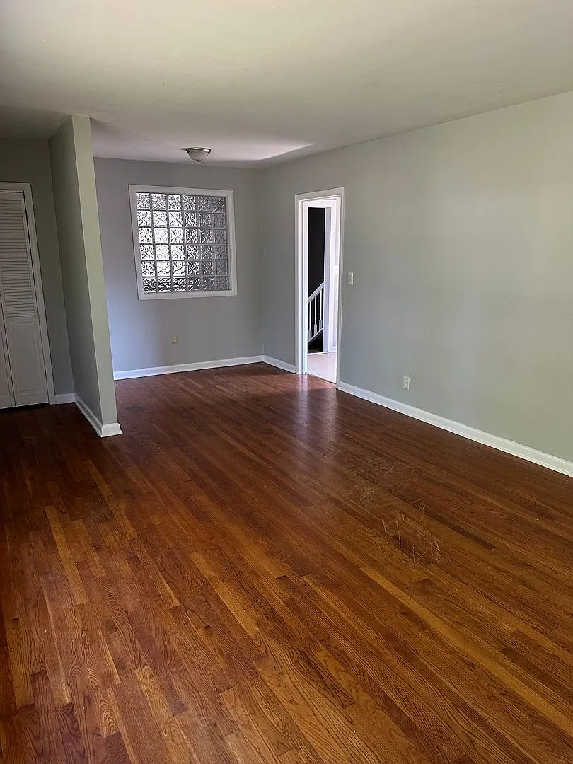 A quaint three bedroom one bath single family house in Lakewood Manor Subdivision — Photo 3