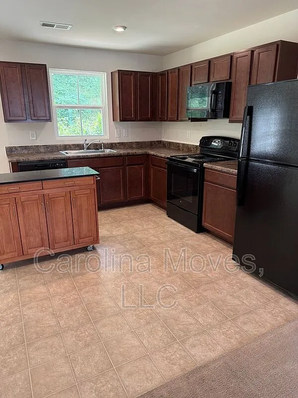 3 bed, 2.5 bath, 1200 sqft, $1,695 — Photo 3
