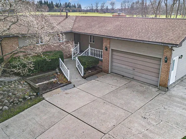 18508 Pellett Dr, Fenton, MI 48430