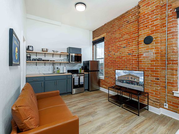 4th image of 108 E Lewis St Unit 10