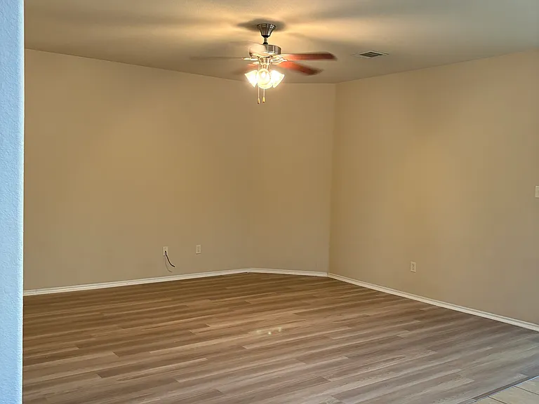 814 Bens Dr — Photo 4