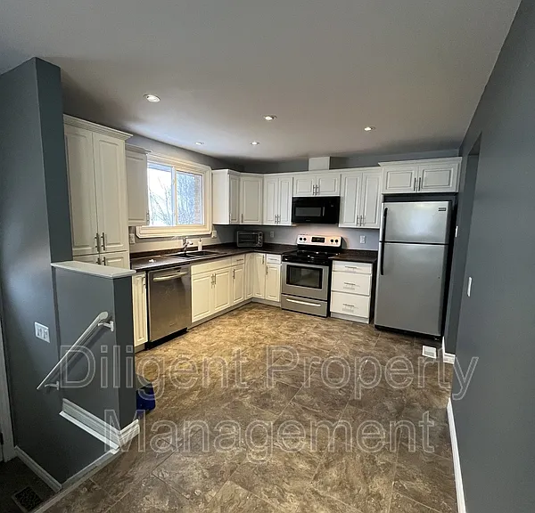 596 Garside Dr — Photo 2
