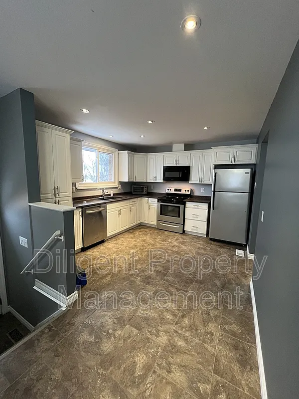 Building Photo - 596 Garside Dr