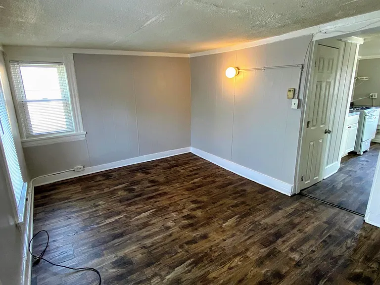 652 Chatham NW — Photo 5