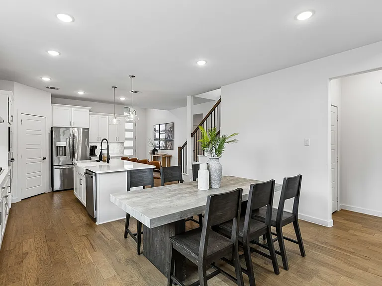 521 Remington Rd — Photo 2