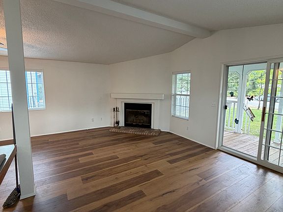 3rd image of 109 E 1st Ave