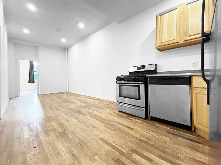 551 Graham Ave #2L — Photo 1