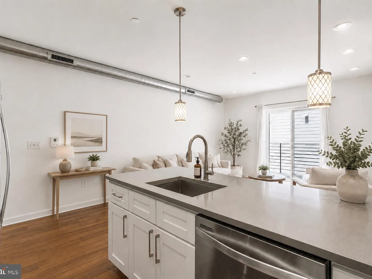2 bed, 1.0 bath, 819 sqft, $2,400 — Photo 4