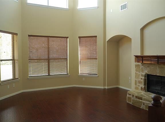 4th image of 982 Wooded Creek Dr