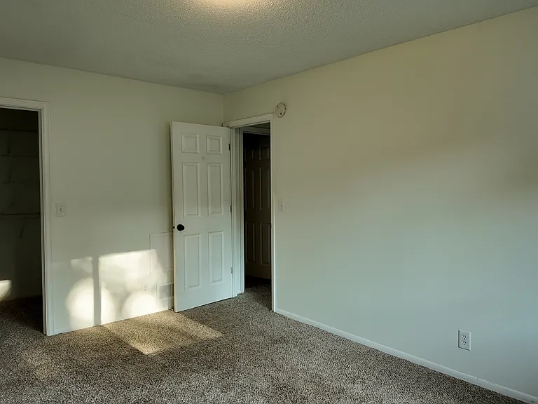 2700 Shenandoah Ln N — Photo 5