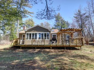 10 Mahkeenac Ter, Stockbridge, MA 01262