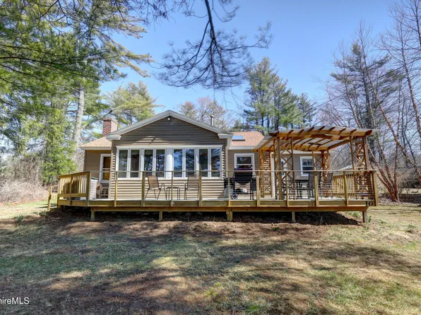 10 Mahkeenac Ter, Stockbridge, MA 01262