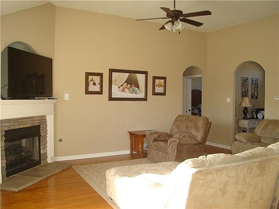 3rd image of 365 Lakewood Dr
