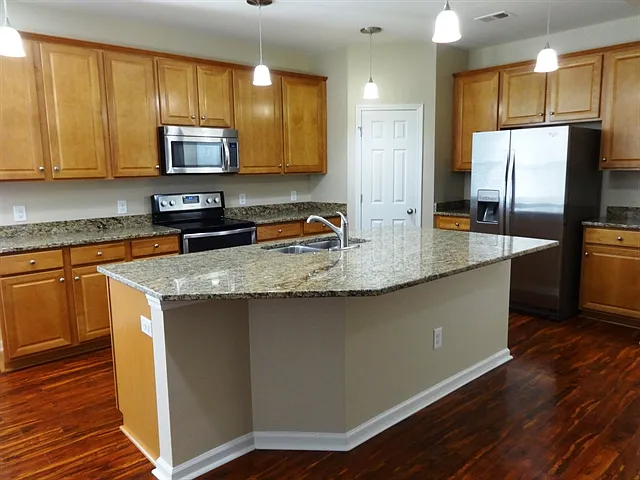 5 bed, 3.5 bath, 3213 sqft, $3,035 — Photo 2