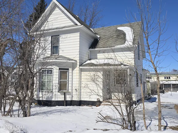 223 W 5th St, Larimore, ND 58251