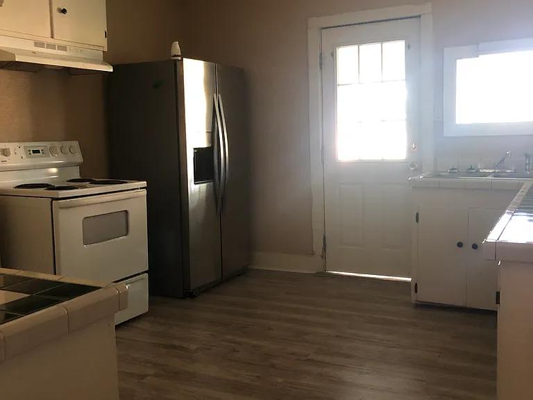 1052 W Jones St — Photo 7