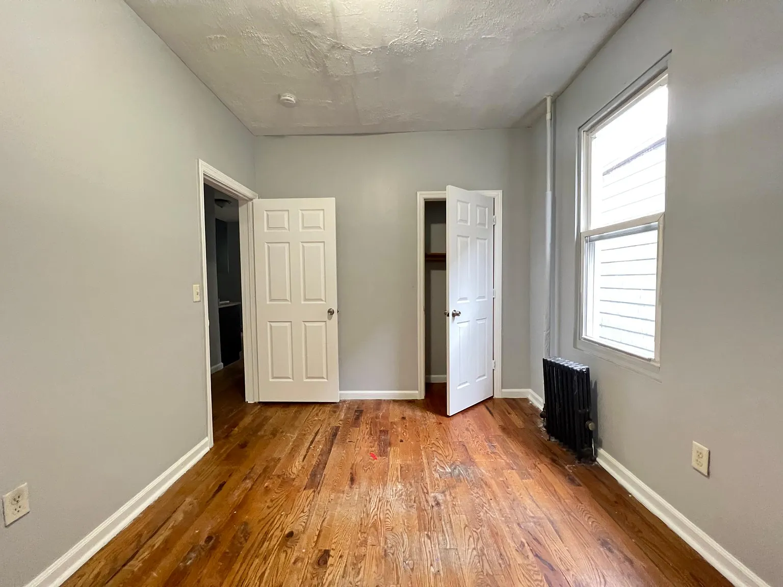 3 bed, 1000 sqft, $2,200 — Photo 2